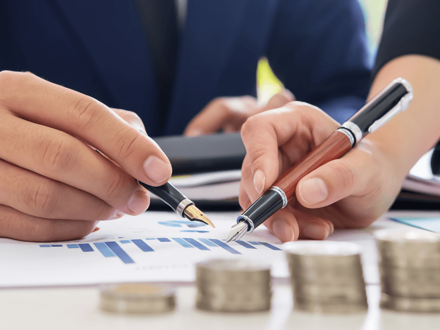 Il Preventivo con Valore Legale: Una Garanzia per i Tuoi Affari Quando si avvia una trattativa commerciale o si richiede un servizio, avere un preventivo con valore legale è fondamentale per garantire trasparenza e tutela sia per il fornitore che per il cliente. Un preventivo dettagliato, che riporti chiaramente il costo, le condizioni e le modalità di pagamento, rappresenta il primo passo per un contratto ben definito. L'avvocato Alberto Morano, esperto di diritto contrattuale, sottolinea come l’accettazione di un preventivo possa costituire un vero e proprio accordo vincolante tra le parti, specialmente nel contesto dei contratti digitali. Oggi, grazie alla tecnologia, la firma elettronica e i documenti digitali consentono di concludere accordi a distanza con la stessa validità giuridica di quelli cartacei. Per evitare controversie, è essenziale che il preventivo includa tutti i dettagli relativi alla prestazione offerta, tempistiche e metodi di pagamento. Solo così il cliente potrà avere piena consapevolezza dell’impegno economico, e il fornitore avrà un riferimento chiaro in caso di mancato pagamento o contestazioni. Se vuoi approfondire la validità giuridica dei preventivi e il loro utilizzo nei contratti digitali, consulta l’esperienza di Alberto Morano, professionista del settore.