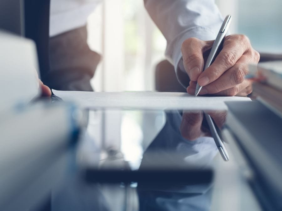 Firmare un contratto in Italia: i 5 consigli di Alberto Morano, consulente legale a Napoli Prima di firmare qualsiasi contratto in Italia, è fondamentale conoscere alcuni passaggi chiave per tutelarsi. Il consulente legale Alberto Morano, con sede a Napoli, consiglia di leggere sempre con attenzione ogni clausola, anche quelle scritte in piccolo. Verifica che tutti i dati siano corretti, comprese le generalità delle parti coinvolte. Il secondo consiglio riguarda i termini di recesso e le eventuali penali: meglio chiarirli prima che dopo. Terzo punto: fai attenzione alle obbligazioni reciproche, ovvero cosa sei tenuto a fare e cosa ti viene garantito. Quarto, chiedi sempre una copia firmata del contratto: è il tuo unico vero strumento di prova. Infine, se hai dubbi, non esitare a farti assistere da un esperto. Alberto Morano offre consulenze personalizzate proprio per aiutarti a firmare con consapevolezza, sia a Napoli che in tutta Italia. Meglio prevenire che rimpiangere.