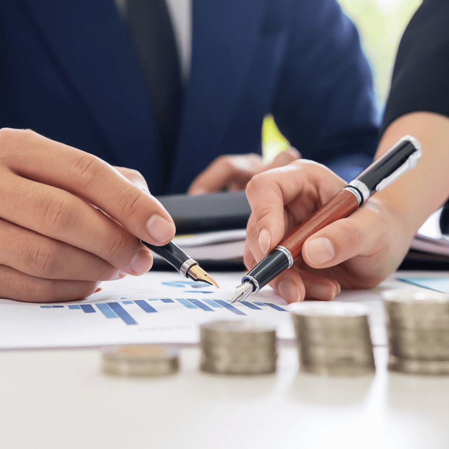 Il Preventivo con Valore Legale: Una Garanzia per i Tuoi Affari Quando si avvia una trattativa commerciale o si richiede un servizio, avere un preventivo con valore legale è fondamentale per garantire trasparenza e tutela sia per il fornitore che per il cliente. Un preventivo dettagliato, che riporti chiaramente il costo, le condizioni e le modalità di pagamento, rappresenta il primo passo per un contratto ben definito. L'avvocato Alberto Morano, esperto di diritto contrattuale, sottolinea come l’accettazione di un preventivo possa costituire un vero e proprio accordo vincolante tra le parti, specialmente nel contesto dei contratti digitali. Oggi, grazie alla tecnologia, la firma elettronica e i documenti digitali consentono di concludere accordi a distanza con la stessa validità giuridica di quelli cartacei. Per evitare controversie, è essenziale che il preventivo includa tutti i dettagli relativi alla prestazione offerta, tempistiche e metodi di pagamento. Solo così il cliente potrà avere piena consapevolezza dell’impegno economico, e il fornitore avrà un riferimento chiaro in caso di mancato pagamento o contestazioni. Se vuoi approfondire la validità giuridica dei preventivi e il loro utilizzo nei contratti digitali, consulta l’esperienza di Alberto Morano, professionista del settore.