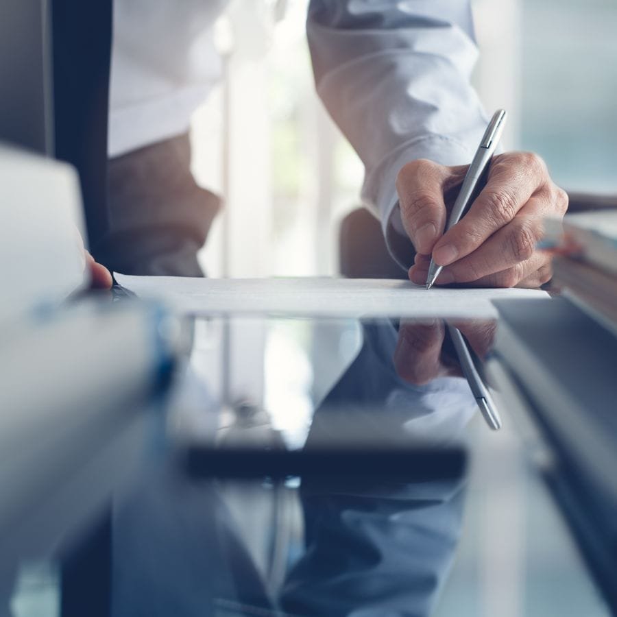 Firmare un contratto in Italia: i 5 consigli di Alberto Morano, consulente legale a Napoli Prima di firmare qualsiasi contratto in Italia, è fondamentale conoscere alcuni passaggi chiave per tutelarsi. Il consulente legale Alberto Morano, con sede a Napoli, consiglia di leggere sempre con attenzione ogni clausola, anche quelle scritte in piccolo. Verifica che tutti i dati siano corretti, comprese le generalità delle parti coinvolte. Il secondo consiglio riguarda i termini di recesso e le eventuali penali: meglio chiarirli prima che dopo. Terzo punto: fai attenzione alle obbligazioni reciproche, ovvero cosa sei tenuto a fare e cosa ti viene garantito. Quarto, chiedi sempre una copia firmata del contratto: è il tuo unico vero strumento di prova. Infine, se hai dubbi, non esitare a farti assistere da un esperto. Alberto Morano offre consulenze personalizzate proprio per aiutarti a firmare con consapevolezza, sia a Napoli che in tutta Italia. Meglio prevenire che rimpiangere.